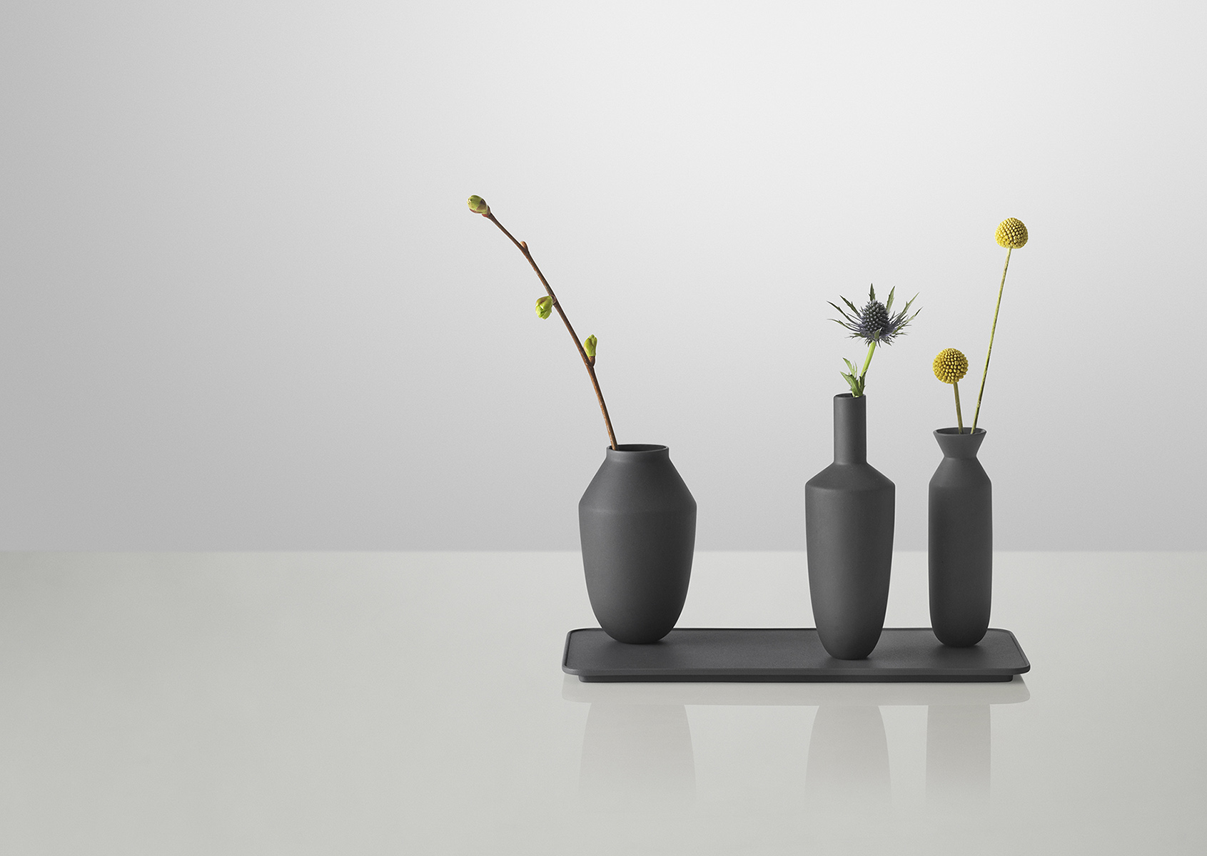Balance_vase_set_black_flowers_