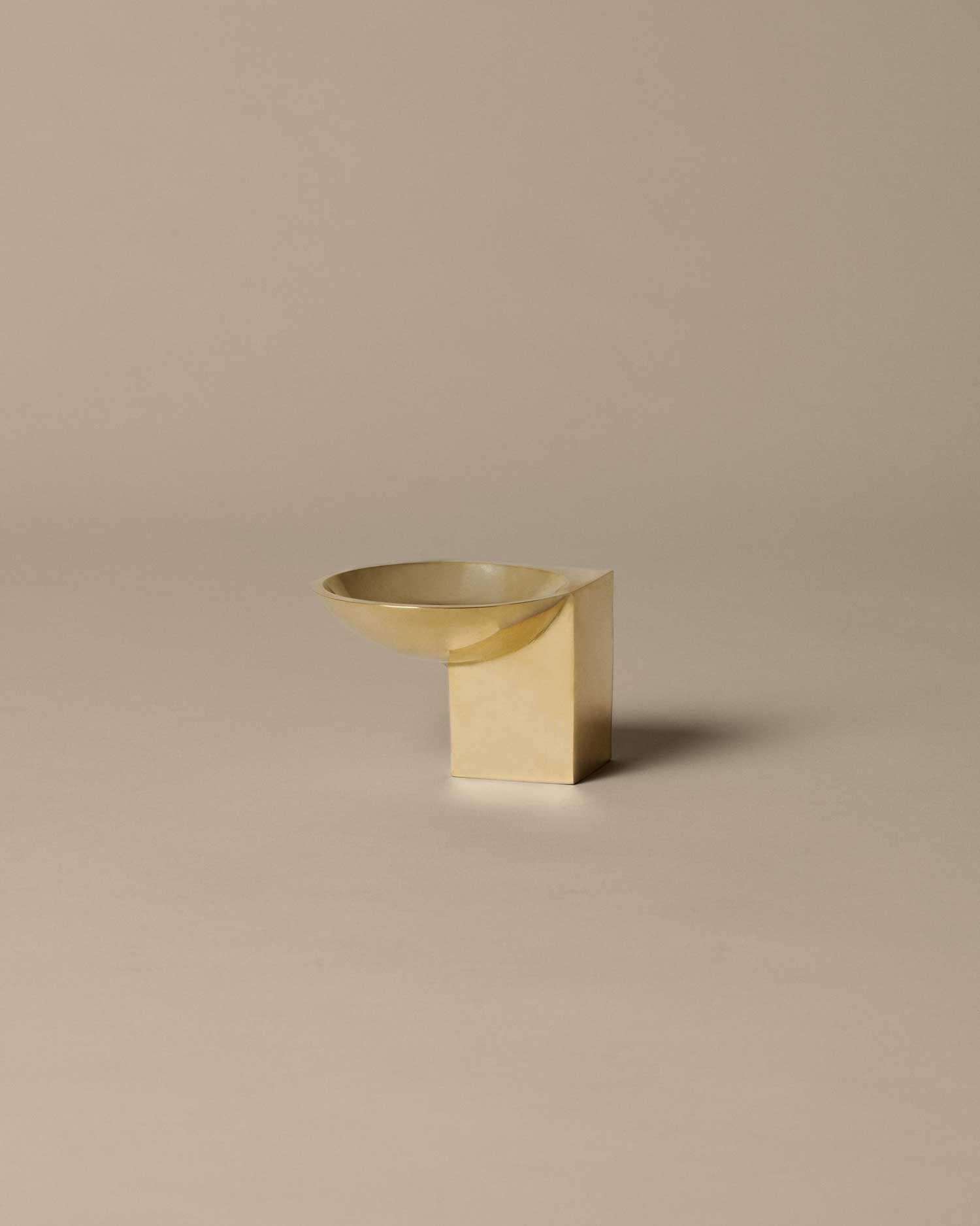 FermLiving_SS25_PackshotsWithBackground_SantanyBowl_Brass_Ø9,5_Brass_1104270693.jpg