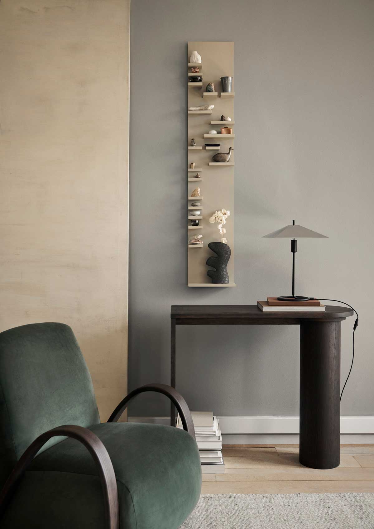 fermLIVING_AW23_PyloConsoleTable_1104268269_ParadeShelf_1104268270_BuurLoungeChair_1104268370_FiloTableLampSquare_1104266766_01.jpg