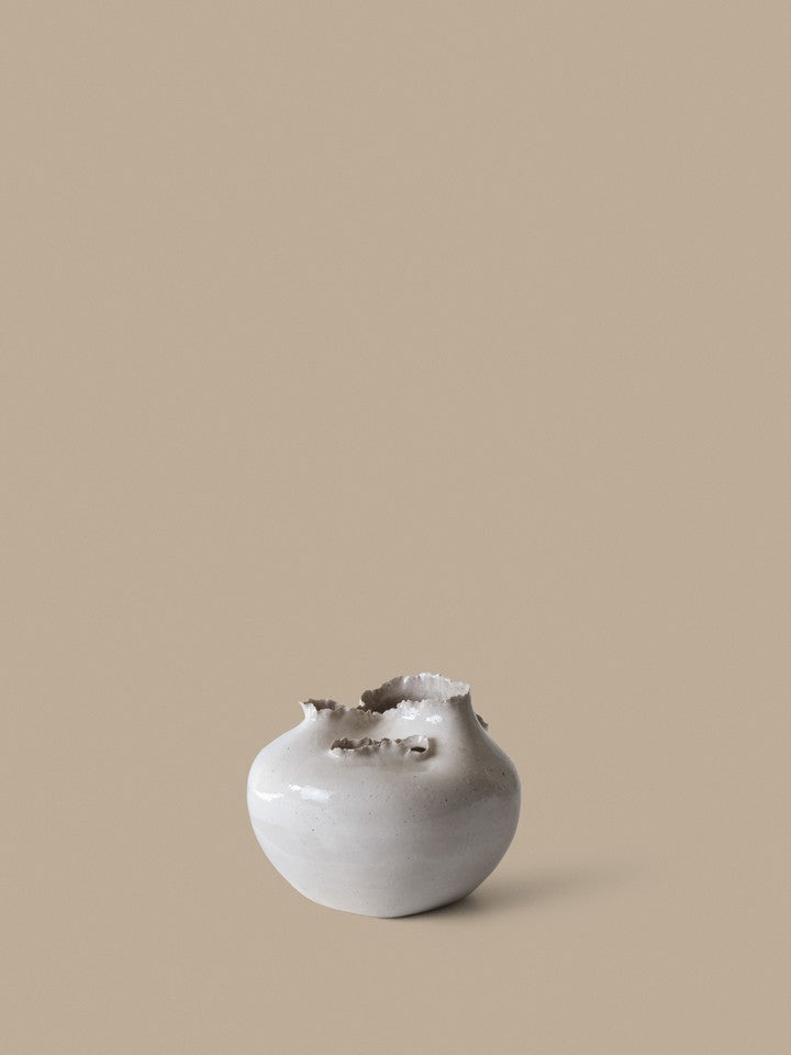 FermLiving_AW26_PackshotsWithBackground_TereoRoundVase_Off-whiteSpeckle_1104274192.jpg