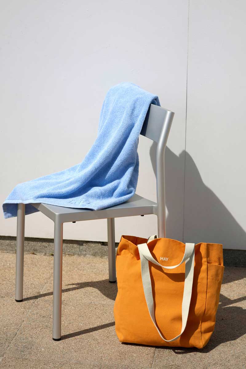 Mono-Bath-Towel-sky-blue_Everyday-Tote-Bag-mango_Type-Chair-silver-grey-aluminium.jpg