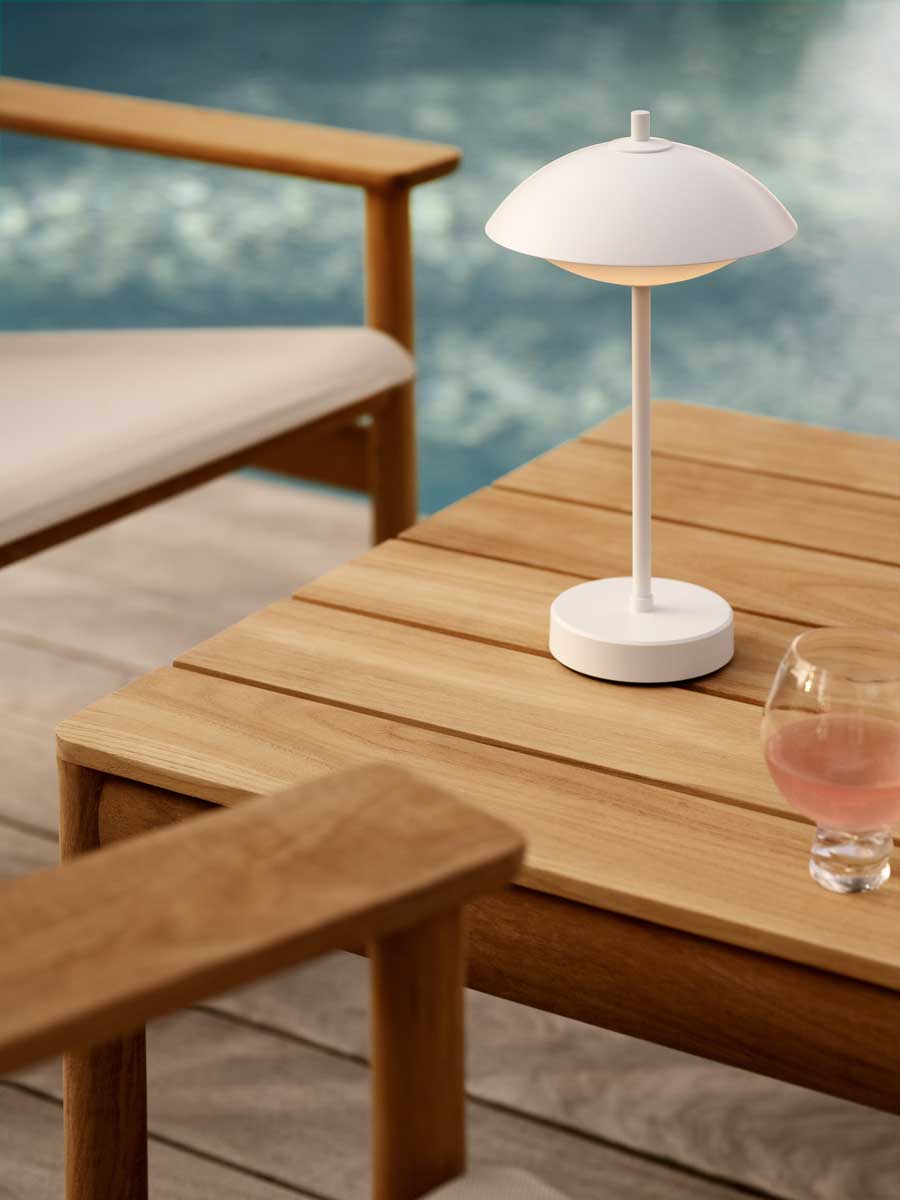 FH_Clam_Portable_White_Pelagus_Lounge_chair_Tradition_Lounge_table_H40.jpg