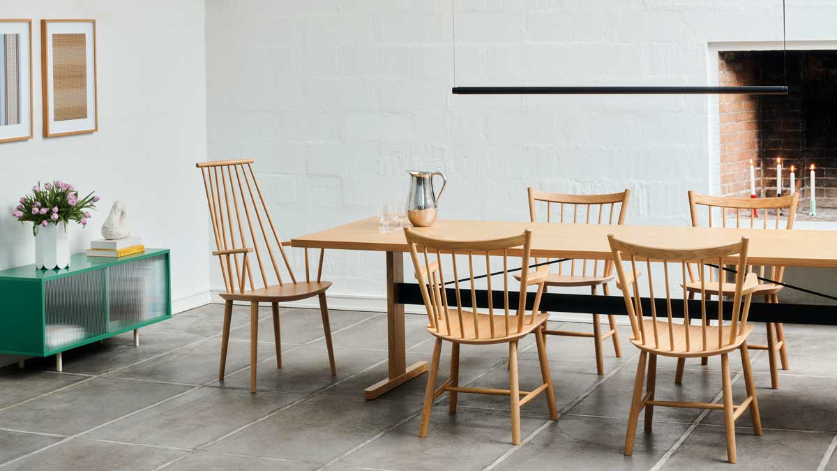 Passerelle-Table-L300xW95xH74-wb-lacquered-oak-tabletop,-frame-and-edge-black-powder-coated-crossbar_J42-wb-lacquer-oak_J110-wb-lacquer-oak-02.jpg