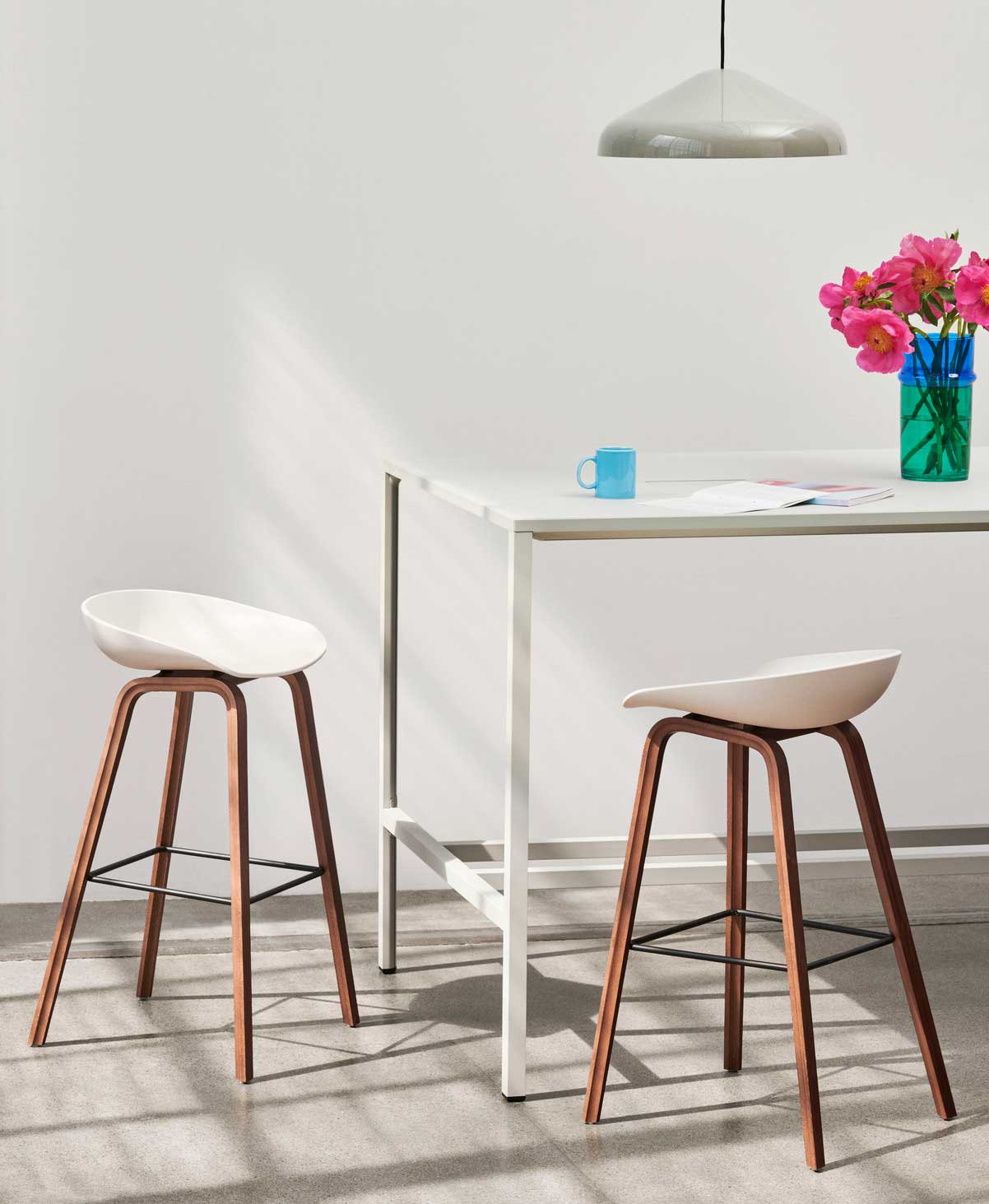 AAS-32-High-white-shell-wb-lacquer-walnut-base_New-Order-High-Table-HT-8K-light-grey_Pao-Steel-Pendant-cool-grey.jpg
