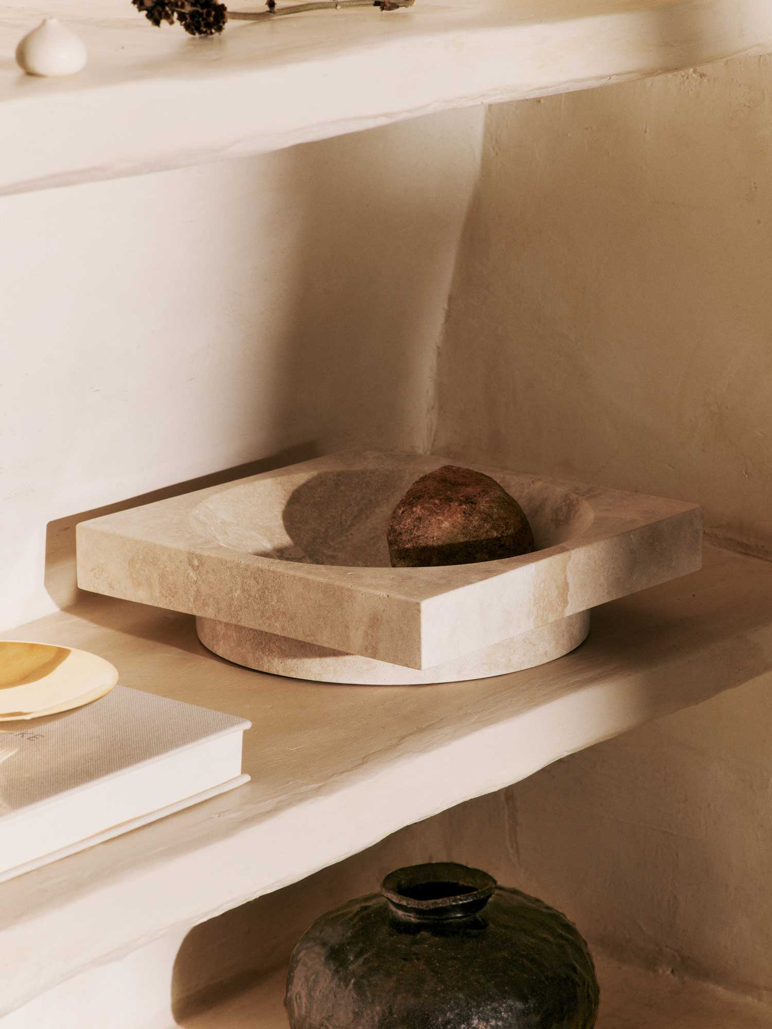 FermLiving_SS25_HewLowCentrepiece_Travertine_1104271230_DoroVase_H11_Coffee_1104269044-(1).jpg