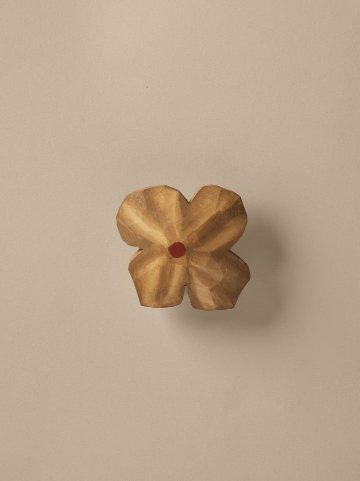 FermLiving_AW25_PackshotsWithBackground_PoesieHand_carvedHook_Tan_1104271958.jpg