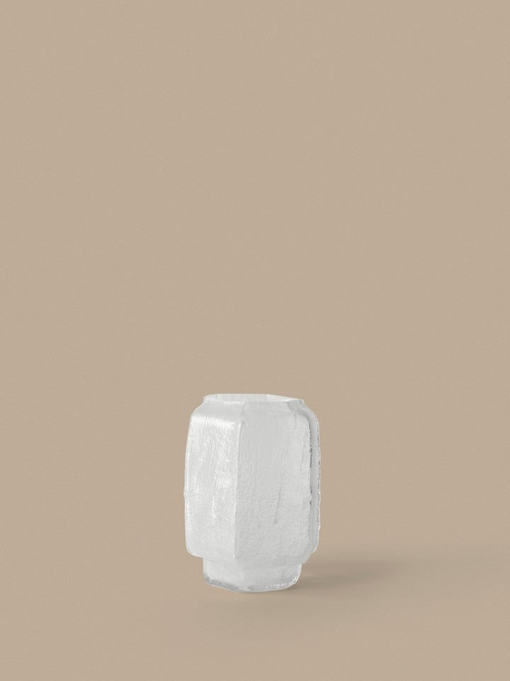 FermLiving_AW26_PackshotsWithBackground_MokuriVase_H25_White_1104273889.jpg