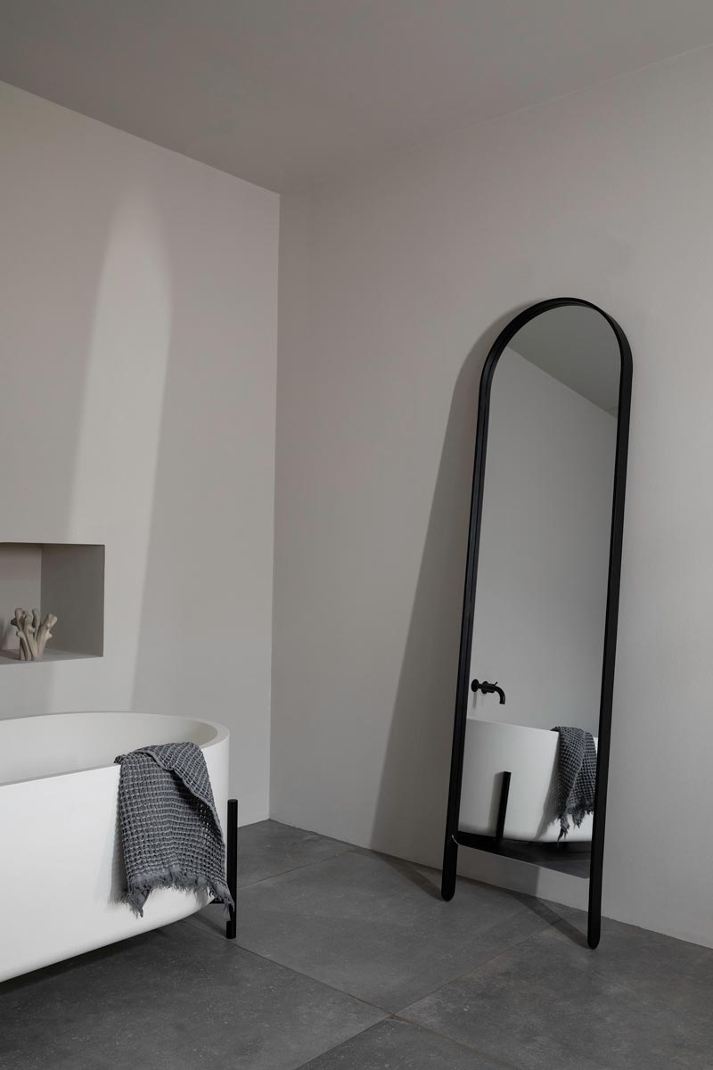ED-06-02-BK-Woody-Floor-Mirror-Black-Stained-Oak-INT01.jpg