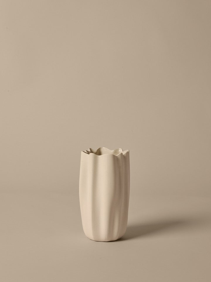 FermLiving_SS26_PackshotsWithBackground_NiumVase_H23_Off-white_1104272492.jpg