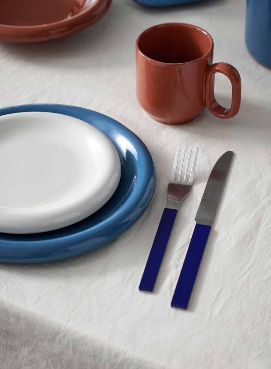 Barro-Cup-set-of-2-natural_Barro-Plate-24-set-of-2-dark-blue_Barro-Plate-18-set-of-2-off-white_MVS-Cutlery-set-of-4-dark-blue.jpg