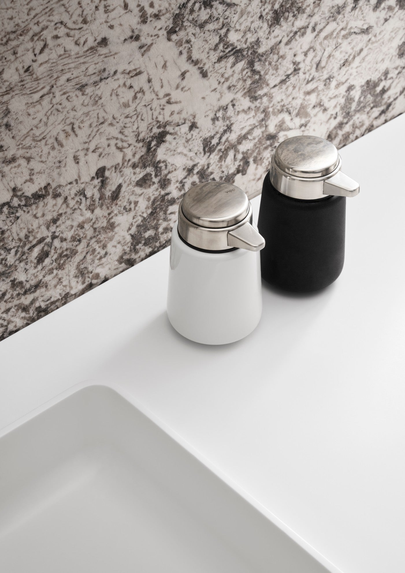 vipp-9-soap-dispenser-black-white-01.jpg