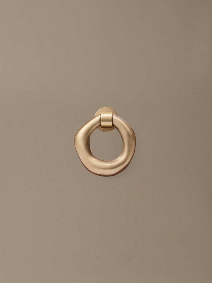 FermLiving_SS26_PackshotsWithBackground_OrrithDoorKnocker_Brass_1104273180.jpg