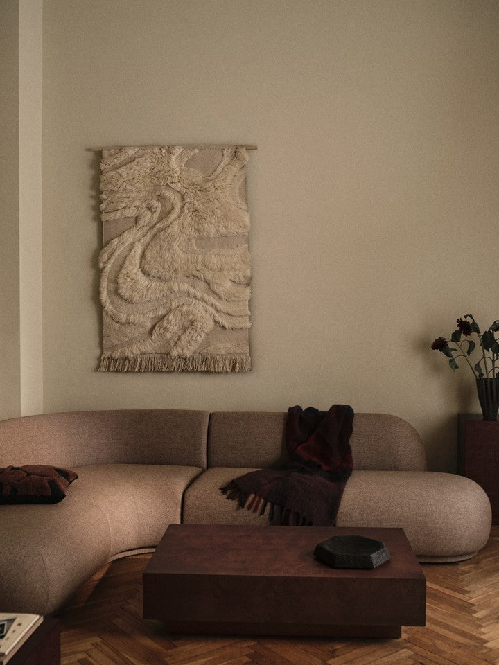 FermLiving_AW26_RicoModularSofa_1104274338_1104275009_1104275010_1104274339_1104275014_1104275015_1104274340_1104275016_1104275017_1104274341_1104275018_1104275019_RimeWallRug_110x145_Off-white_1104274627_BurlCoffeeTable_DarkStainedBurl_110.jpg