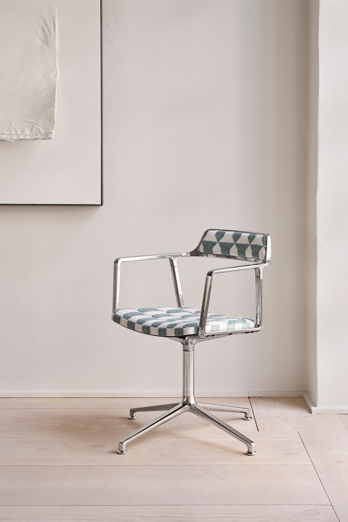 vipp-452-swivel-chair-alu-lagrasse-textile-01.jpg