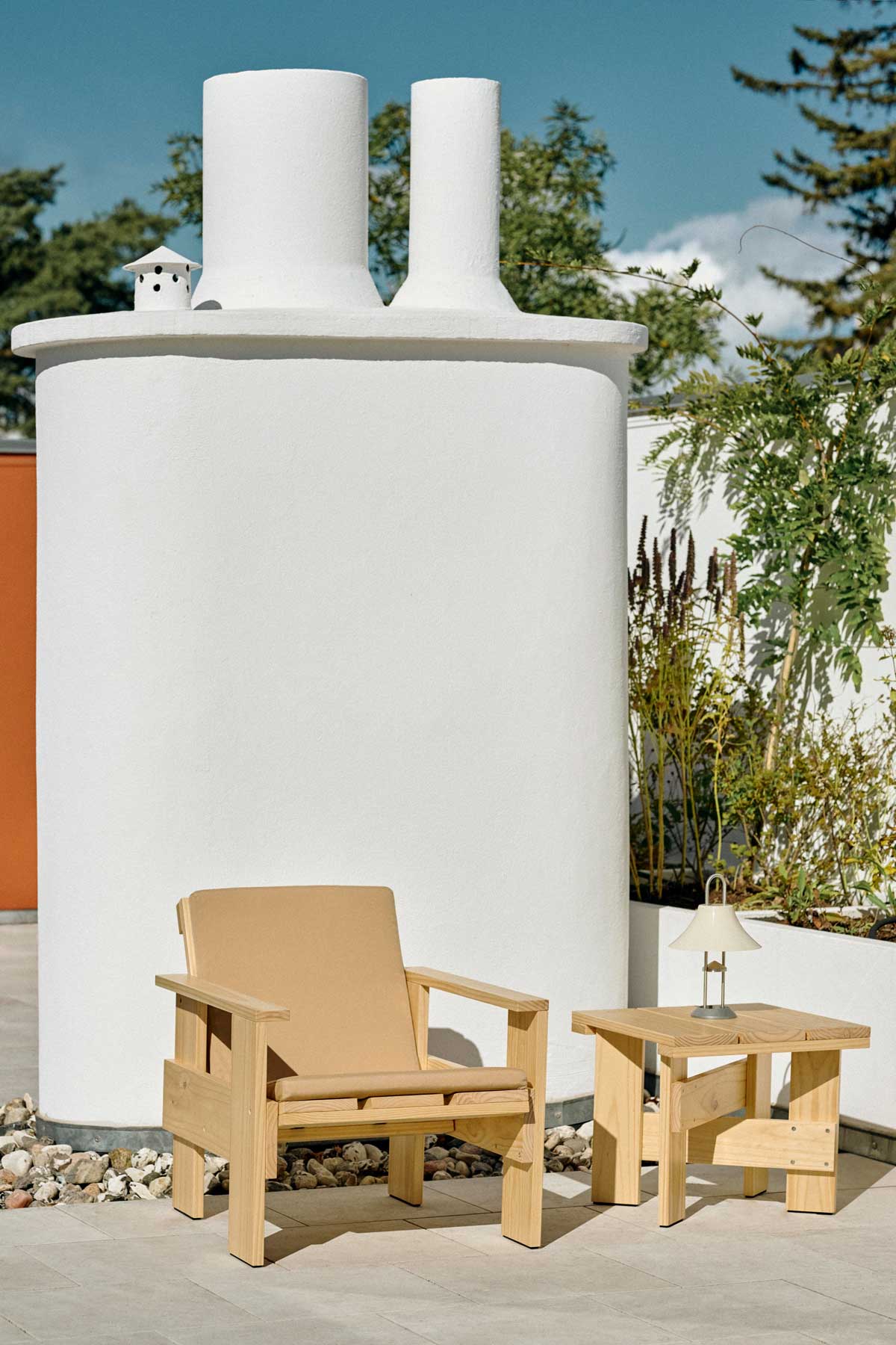 Crate-Lounge-Chair_Crate-Low-Table-wb-lacquered-pinewood_Crate-Folding-Cushion-beige_Mousqueton-Lamp-oyster-white.jpg