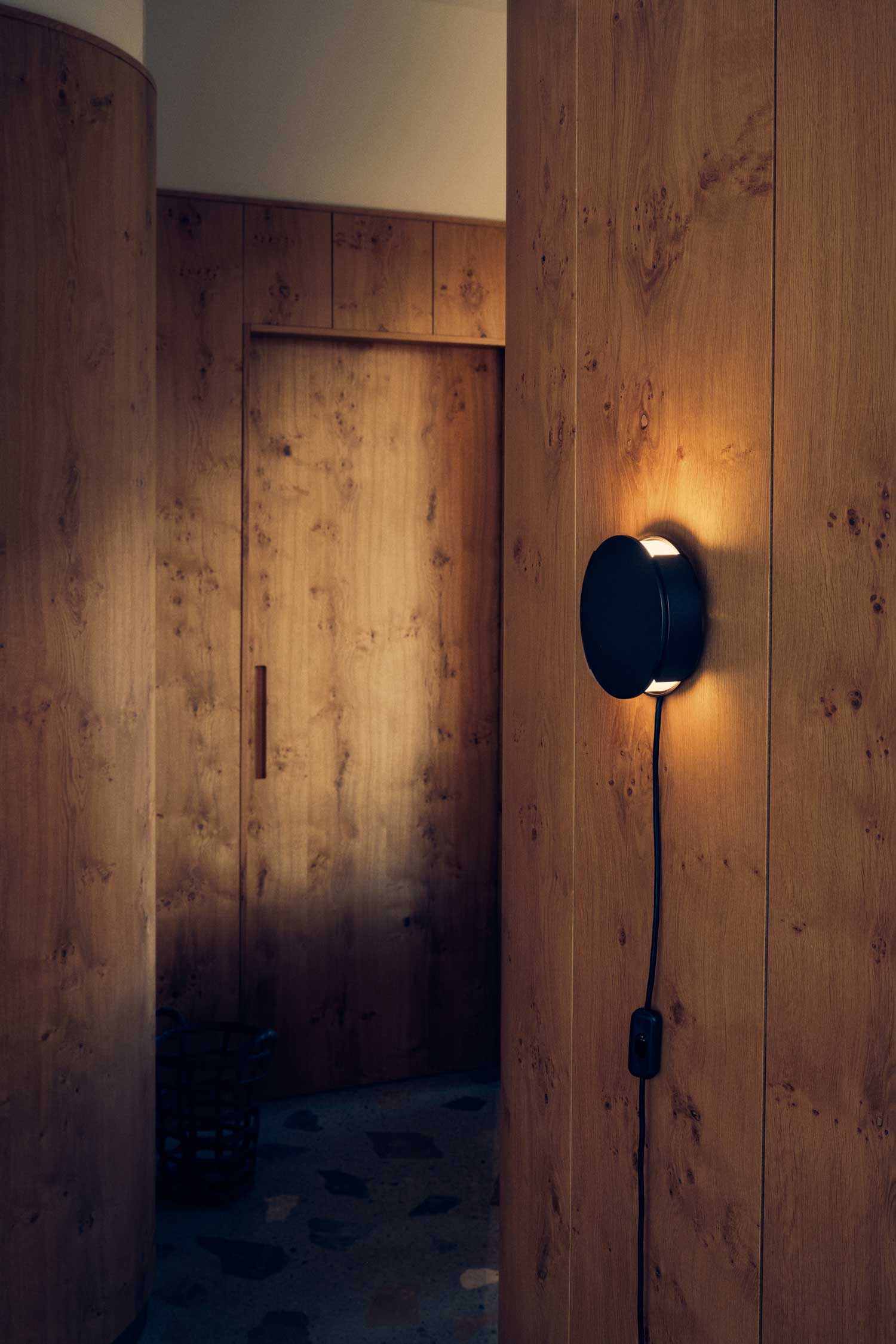 139379_FRANDSEN-Rotate-Wall-Lamp_Black.jpg
