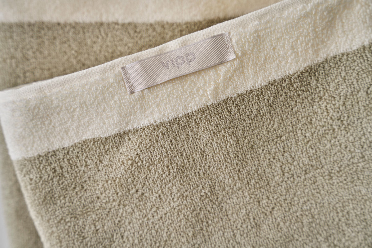 vipp-102-105-towel-khaki-detail-02.jpg