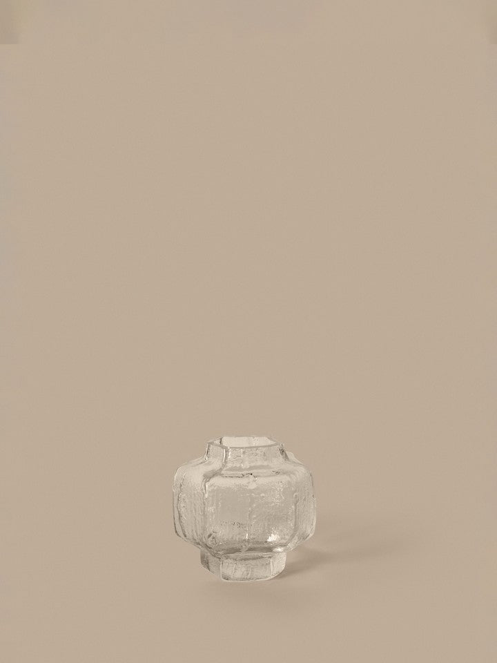 FermLiving_AW26_PackshotsWithBackground_MokuriVase_H15_Clear_1104273890.jpg