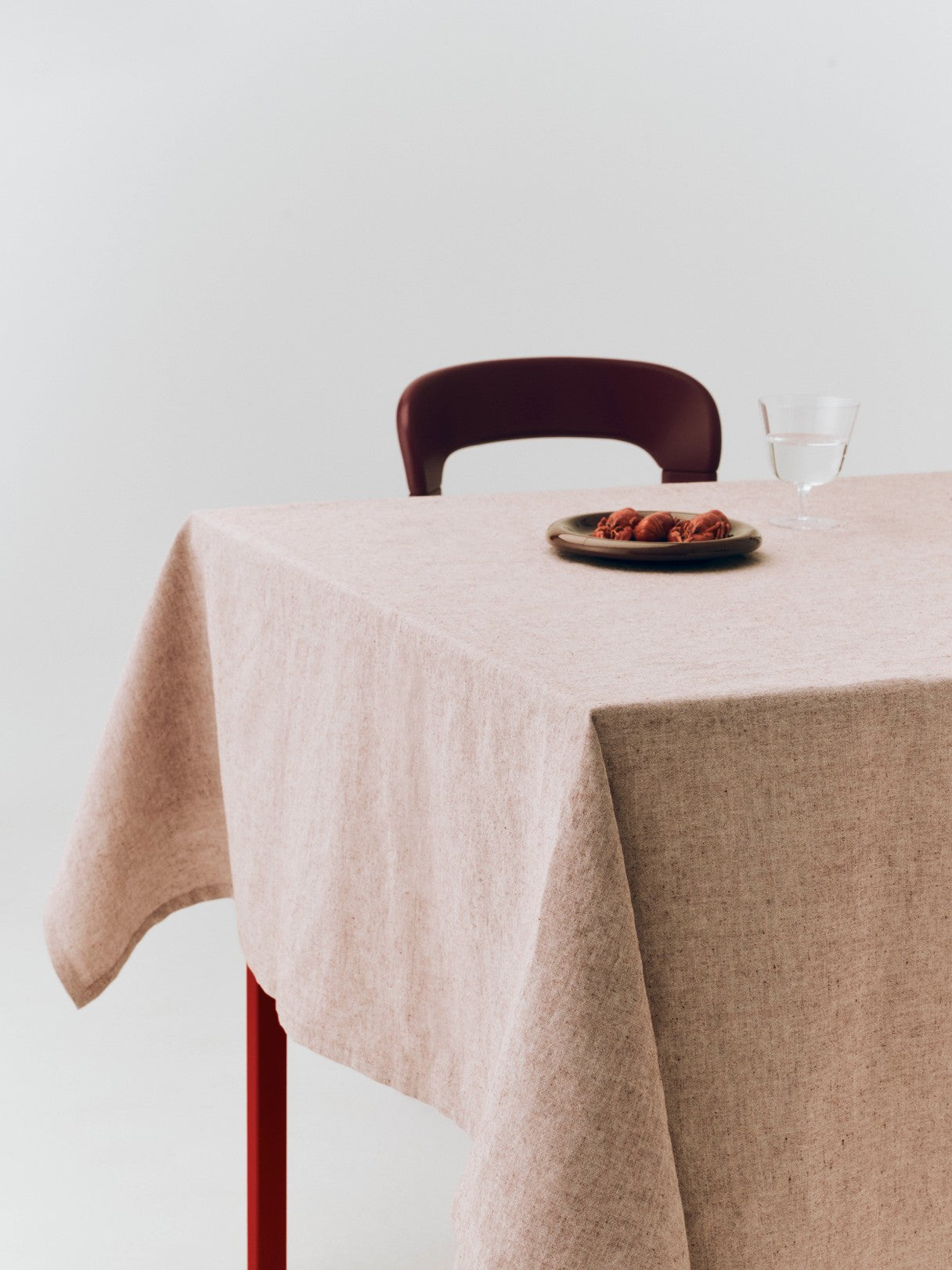 Terrazza Tablecloth soft burgundy_Barro Plate 18 burgundy_Curve Stem Glass.jpg
