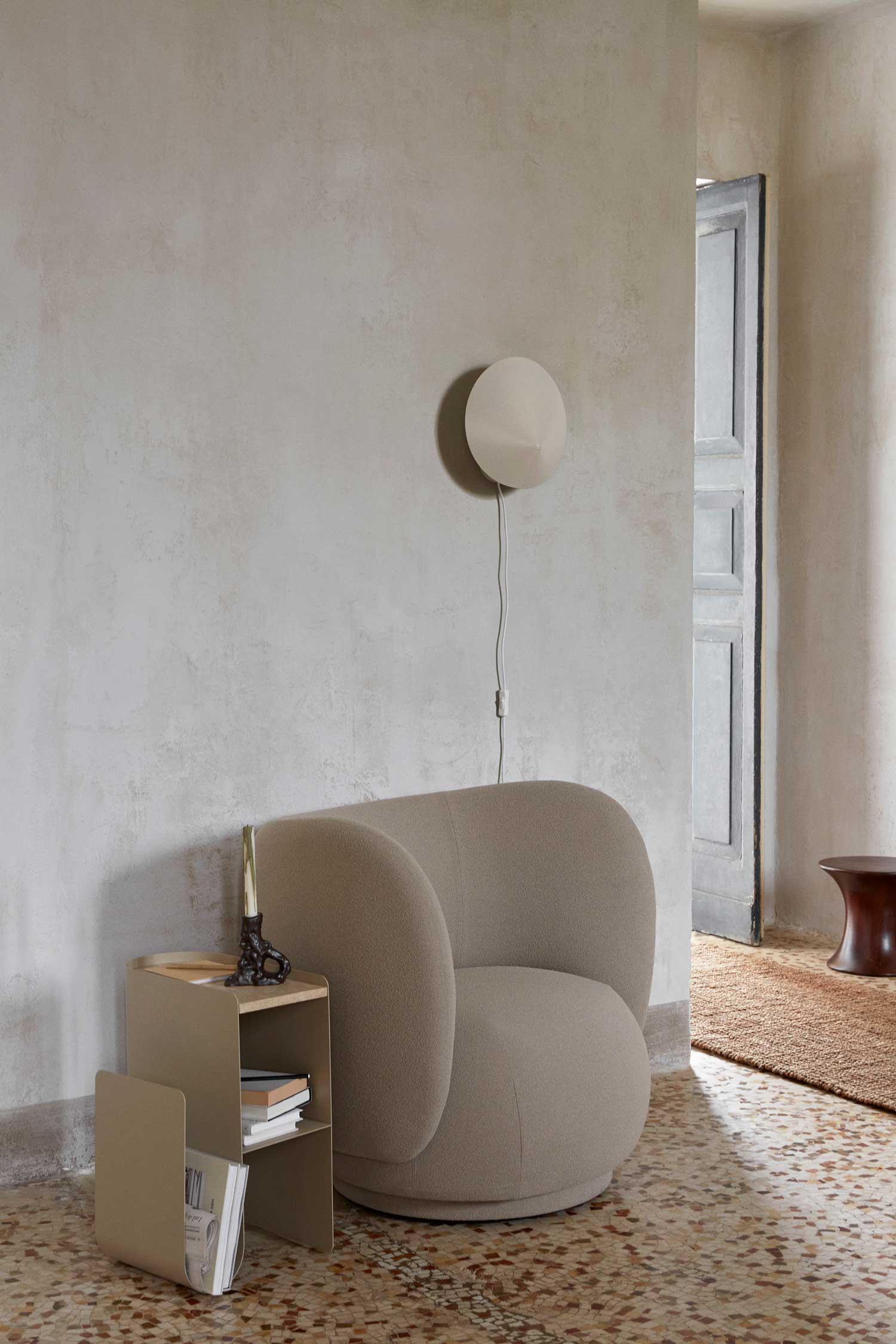 fermLIVING_SS23_VaultSideTable_1104267283_RicoLoungeChair_1104267276_ArumWallSconce_1104266373_1104266376_image_01.jpg