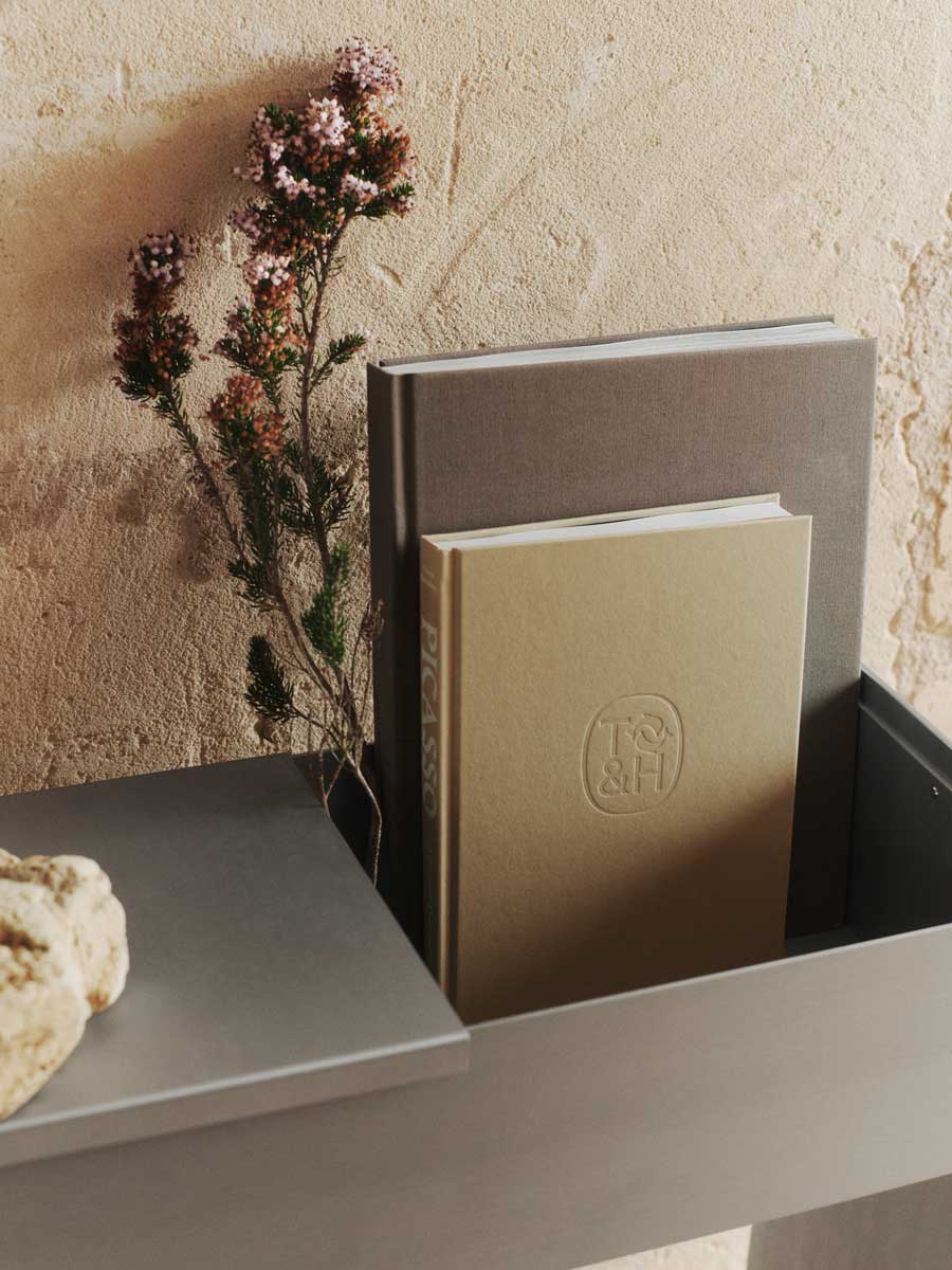 FermLiving_SS25_LagerTrayforPlantBox_Aluminium_1104271035_LagerPlantBoxWithShelf_Aluminium_1104270631.jpg
