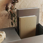 FermLiving_SS25_LagerTrayforPlantBox_Aluminium_1104271035_LagerPlantBoxWithShelf_Aluminium_1104270631.jpg
