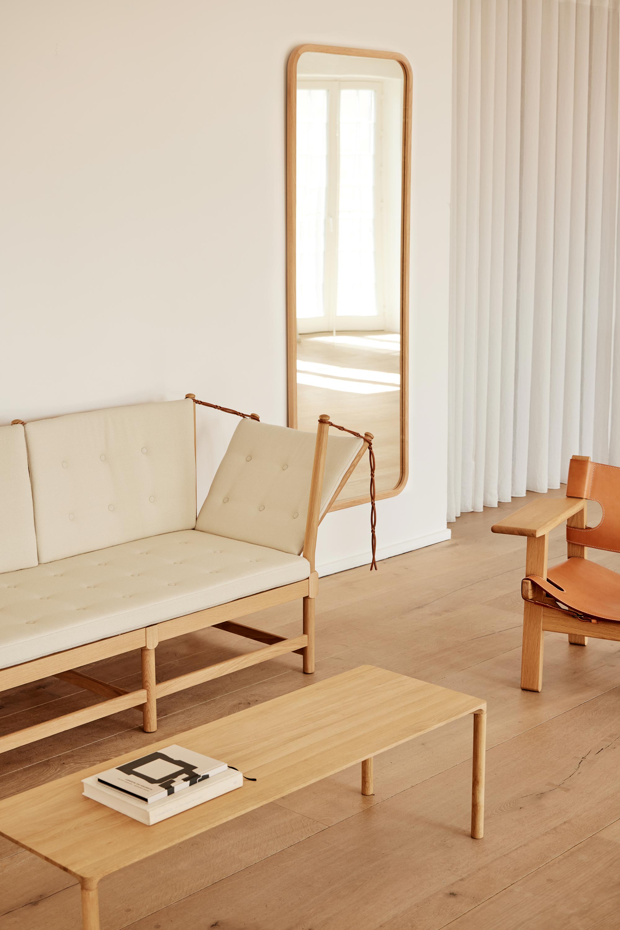 SpokeBack-Sofa-Vidar-1511-oak-light-oil_Piloti-6715_-Spanish-Chair.jpg