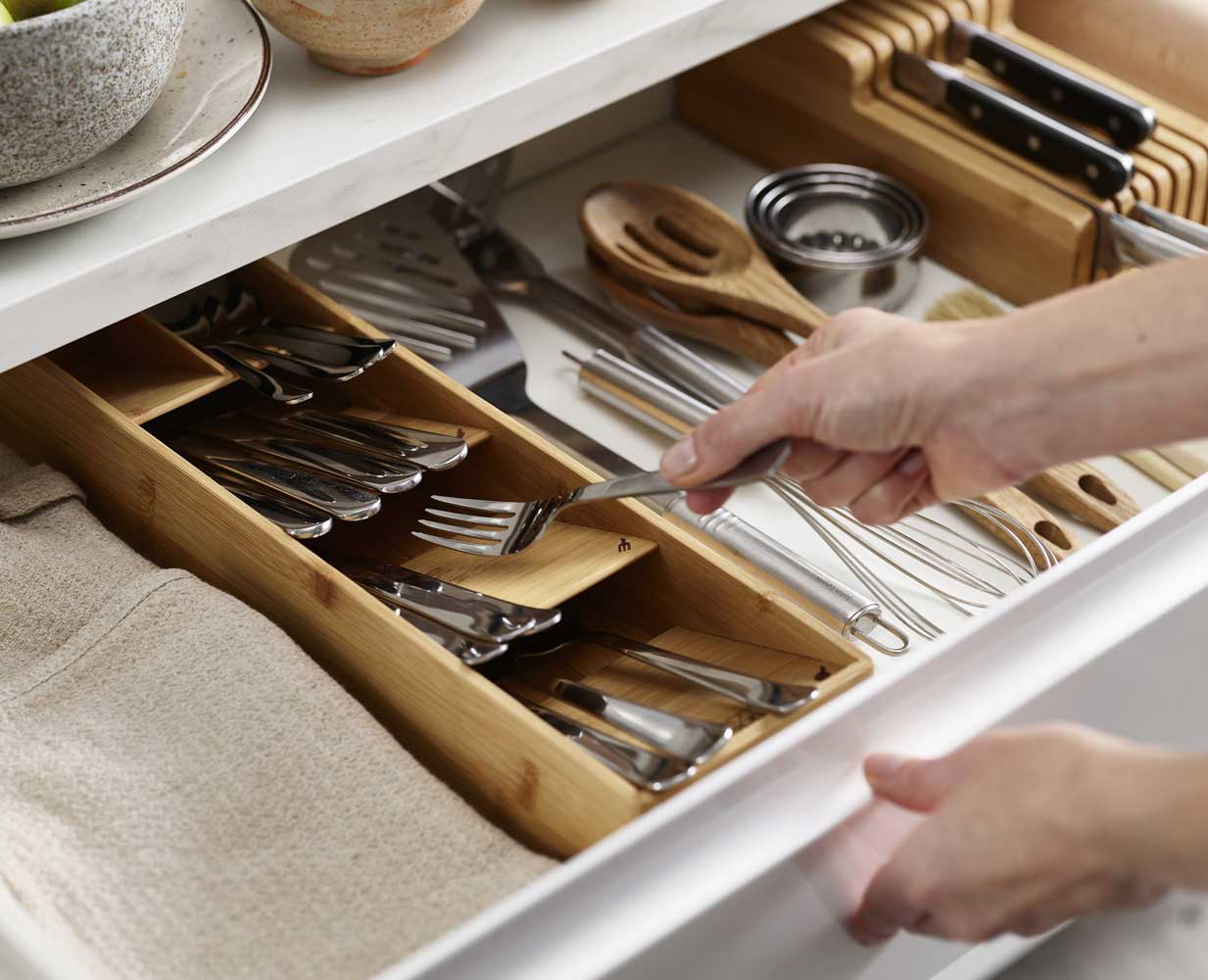 JJ_DrawerStore-Bamboo-Cutlery-Organiser_85168_IU1_89adf4b1-ed87-499b-a2d6-e45a09011d9e_2600x.jpg