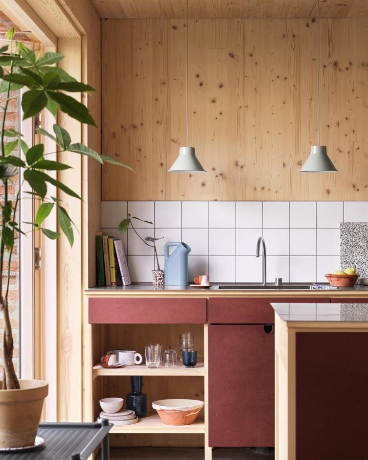 19417-en-top-pendant-21-grey-tub-jug-pale-blue-raise-glass-carafe-flow-trolley-muuto-org.jpg