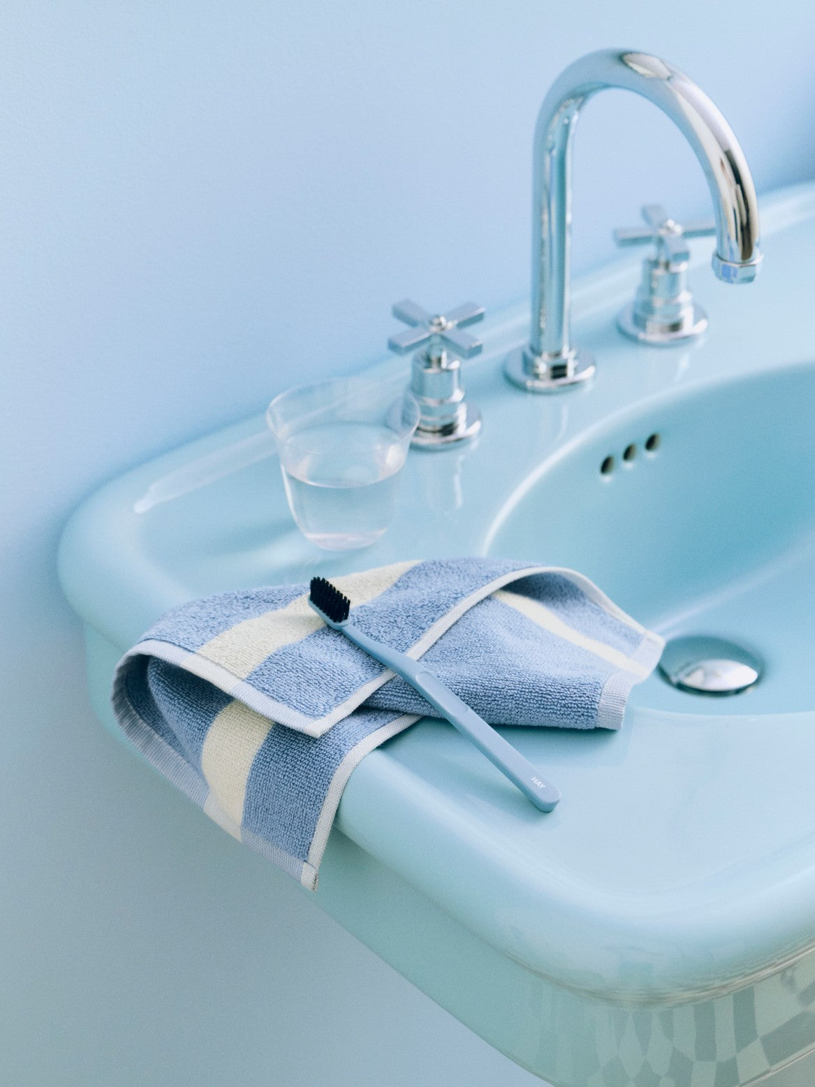 Stripe Wash Cloth dusty blue_Tann Toothbrush blue_Curve Glass.jpg