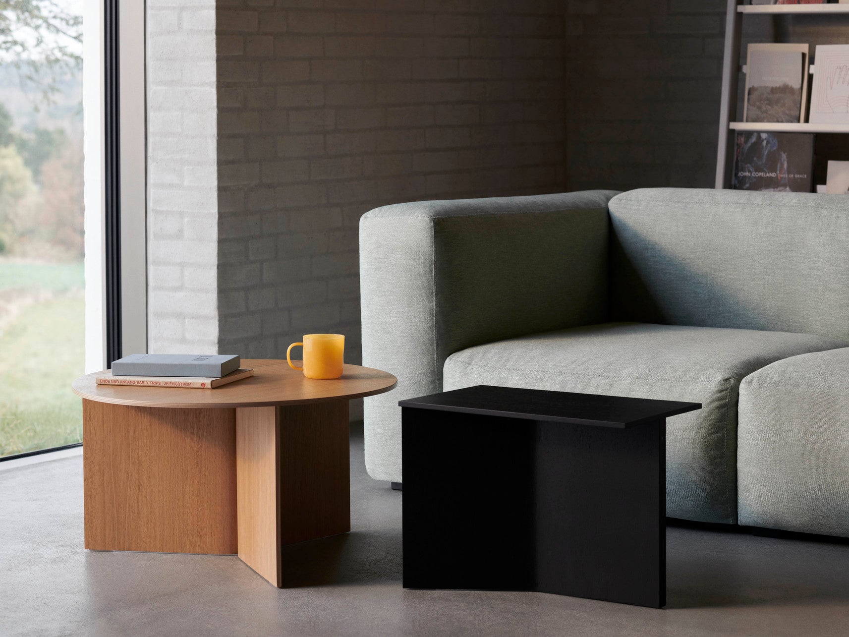 Slit Table Wood Round XL wb lacquer oak_Slit Table Wood Oblong black wb lacquer oak.jpg