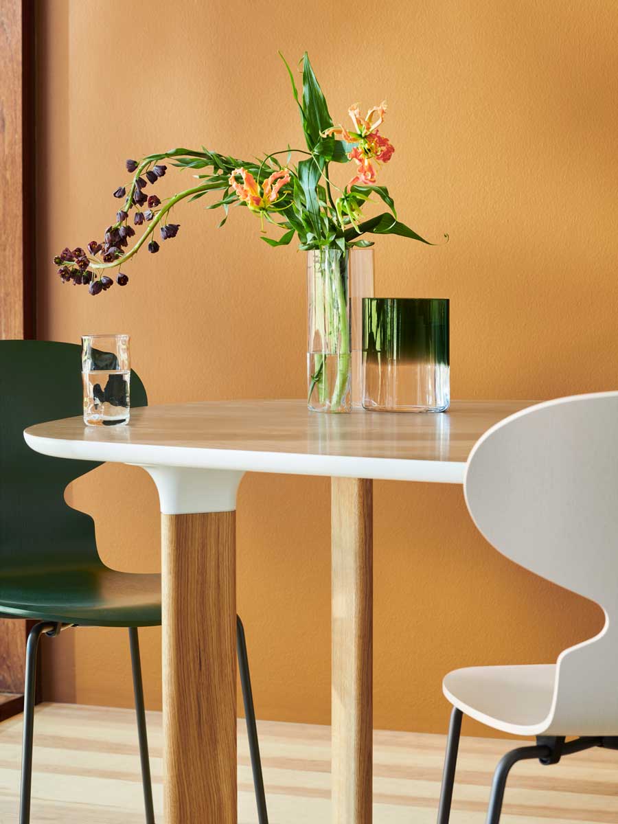 FH_Moon-Eye-Vase_Ant_3101_Evergreen_Light-Beige_Warm-Graphite_Analog_JH63_Oak_White.jpg
