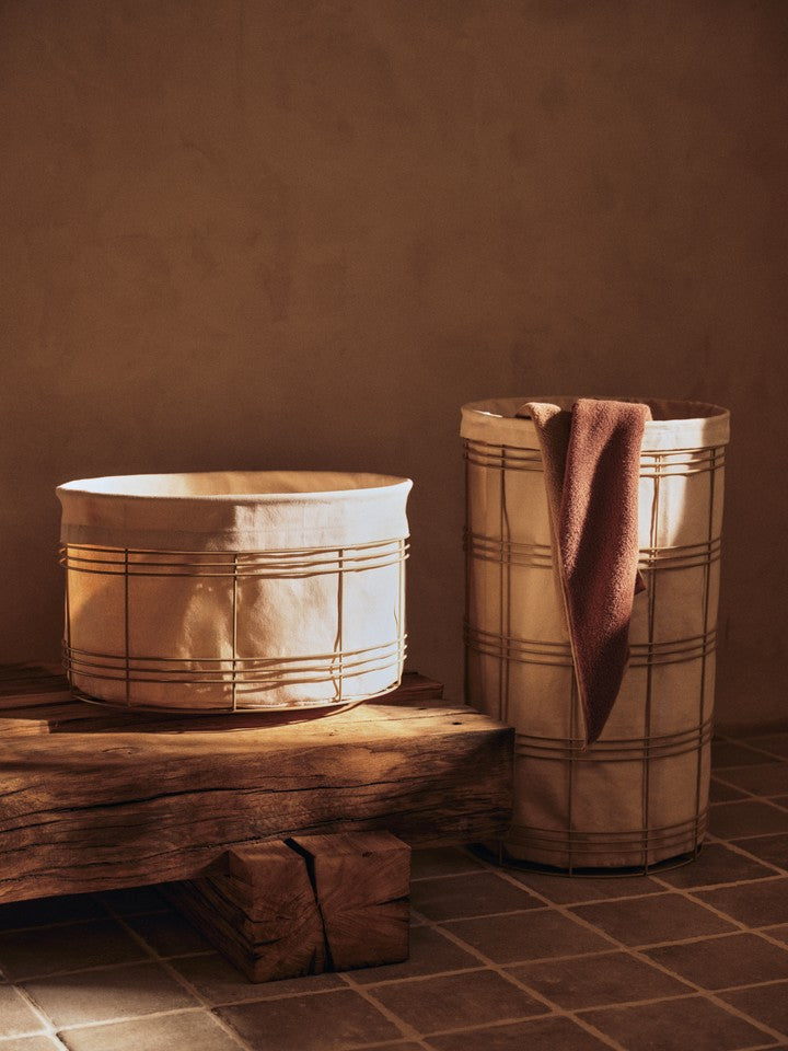 FermLiving_SS26_FioBasket_1104273167_FioLaundryBasket_1104273166_EkkoBathTowel_1104272800.jpg