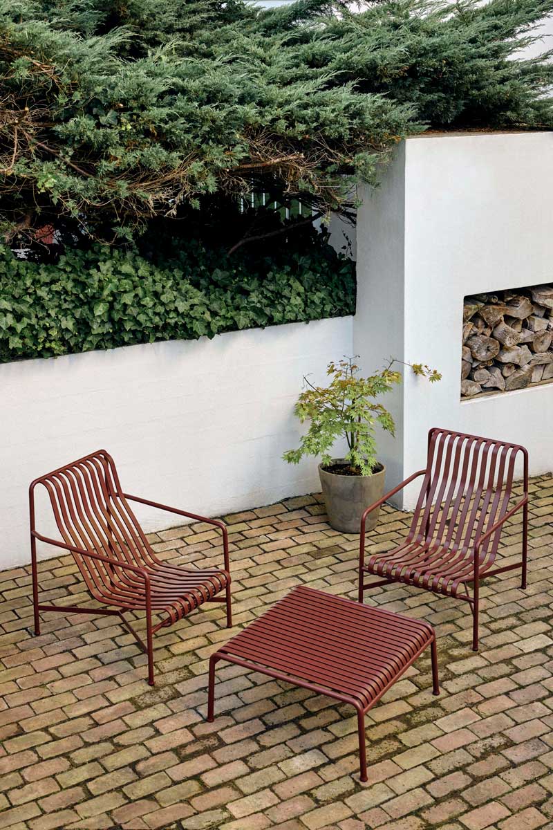 Palissade-Lounge-Chair-High_Palissade-Low-Table-iron-red.jpg