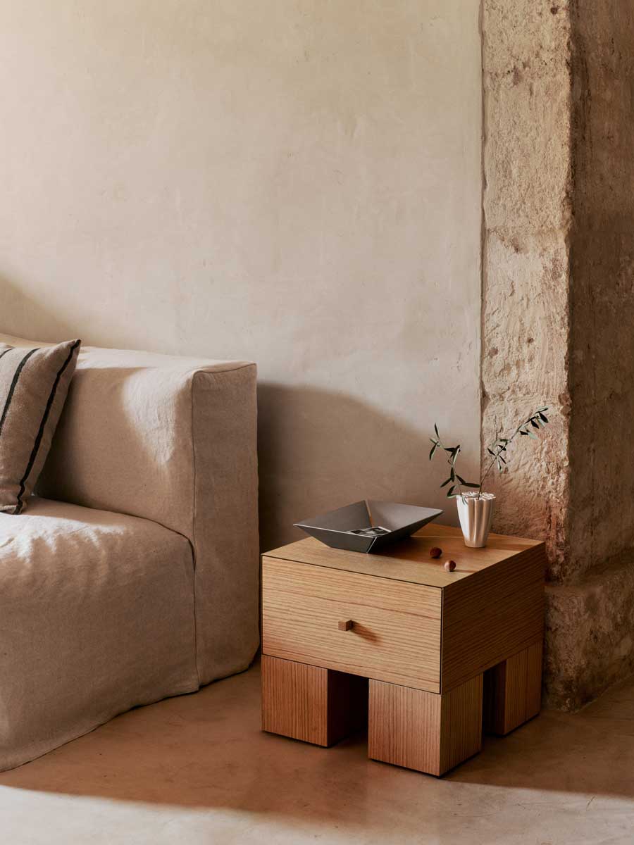FermLiving_SS25_KubenBedsideTable_1x1_NaturalOakVeneer_1104271032_DedaliVase_H11_Off-white_1104271034_PressHighTray_Aluminium_1104270860.jpg