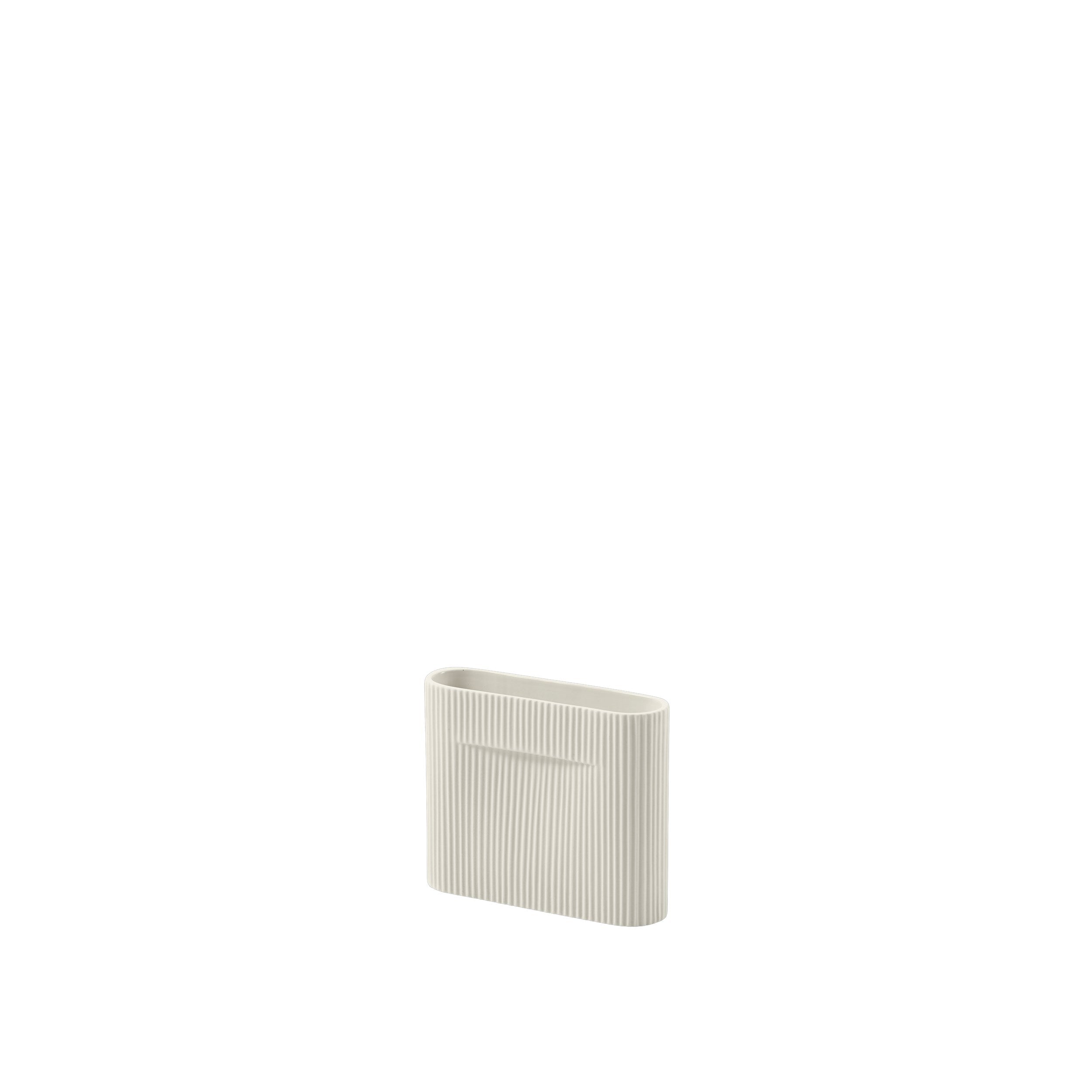 Ridge-vase-off-white-17-cm-Muuto-5000x5000-hi-res_(150).jpg