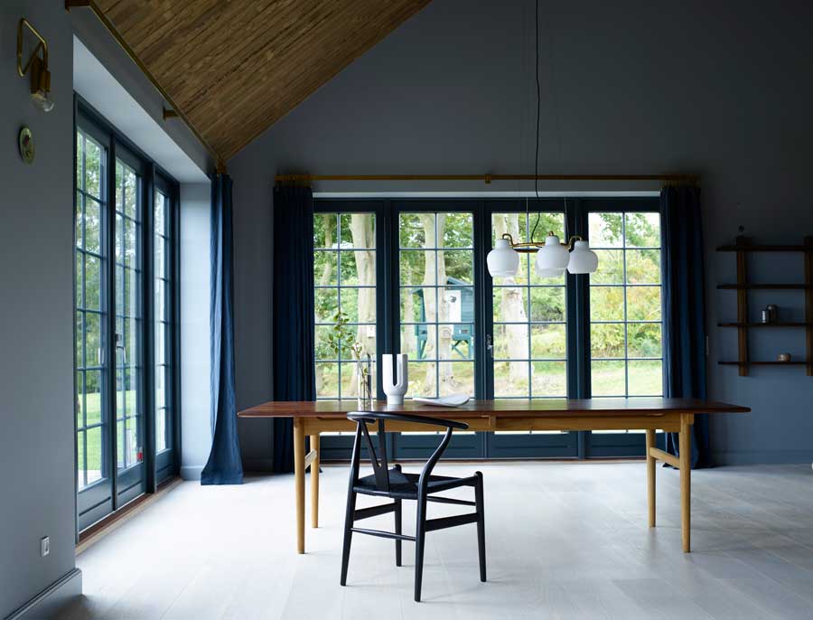 Wegner_CH327_walnut-oil_oak-oil_CH24_beech-black.jpg