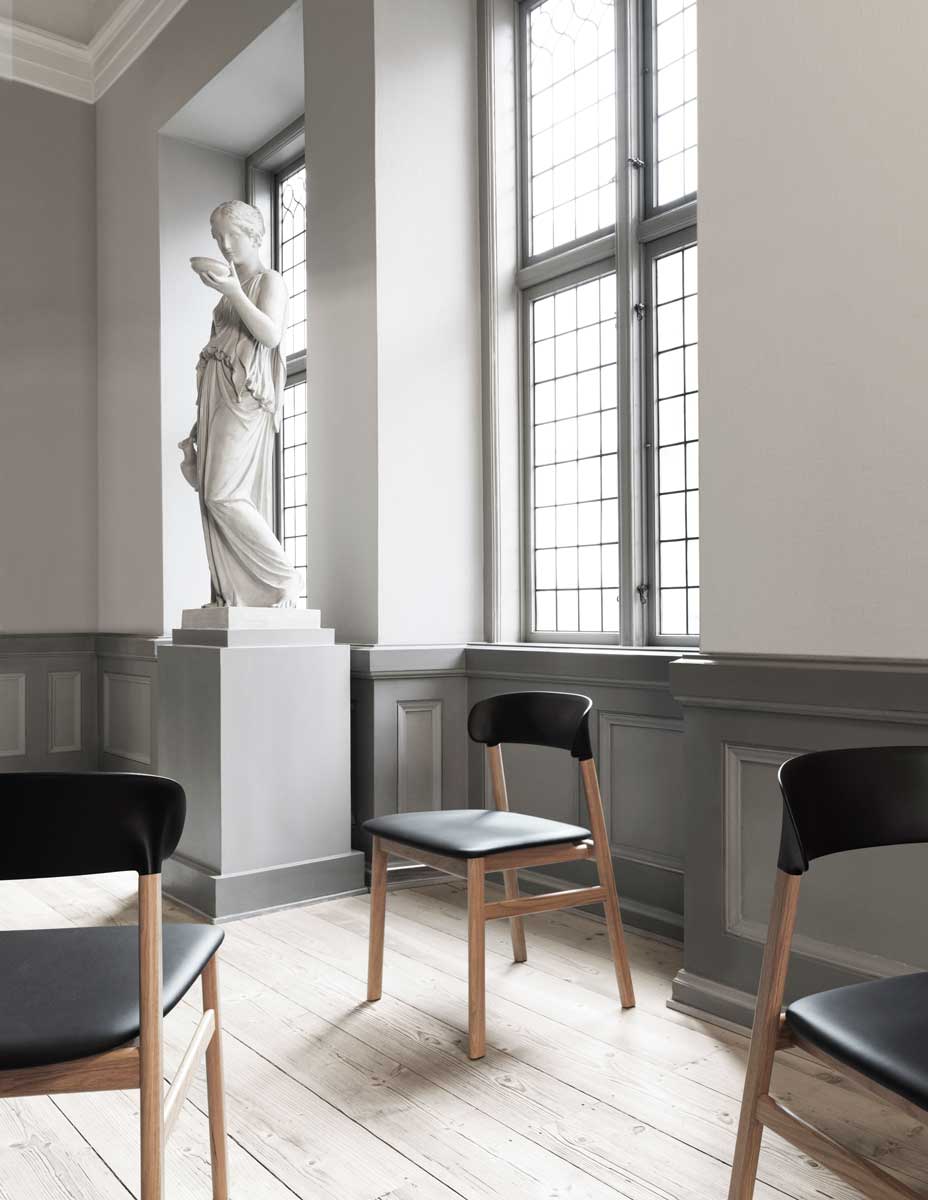 1401025_Normann_Copenhagen_Herit_Chair_Upholstery_Smoked_Oak_Spectrum_Leather_Black_Group_01.jpg
