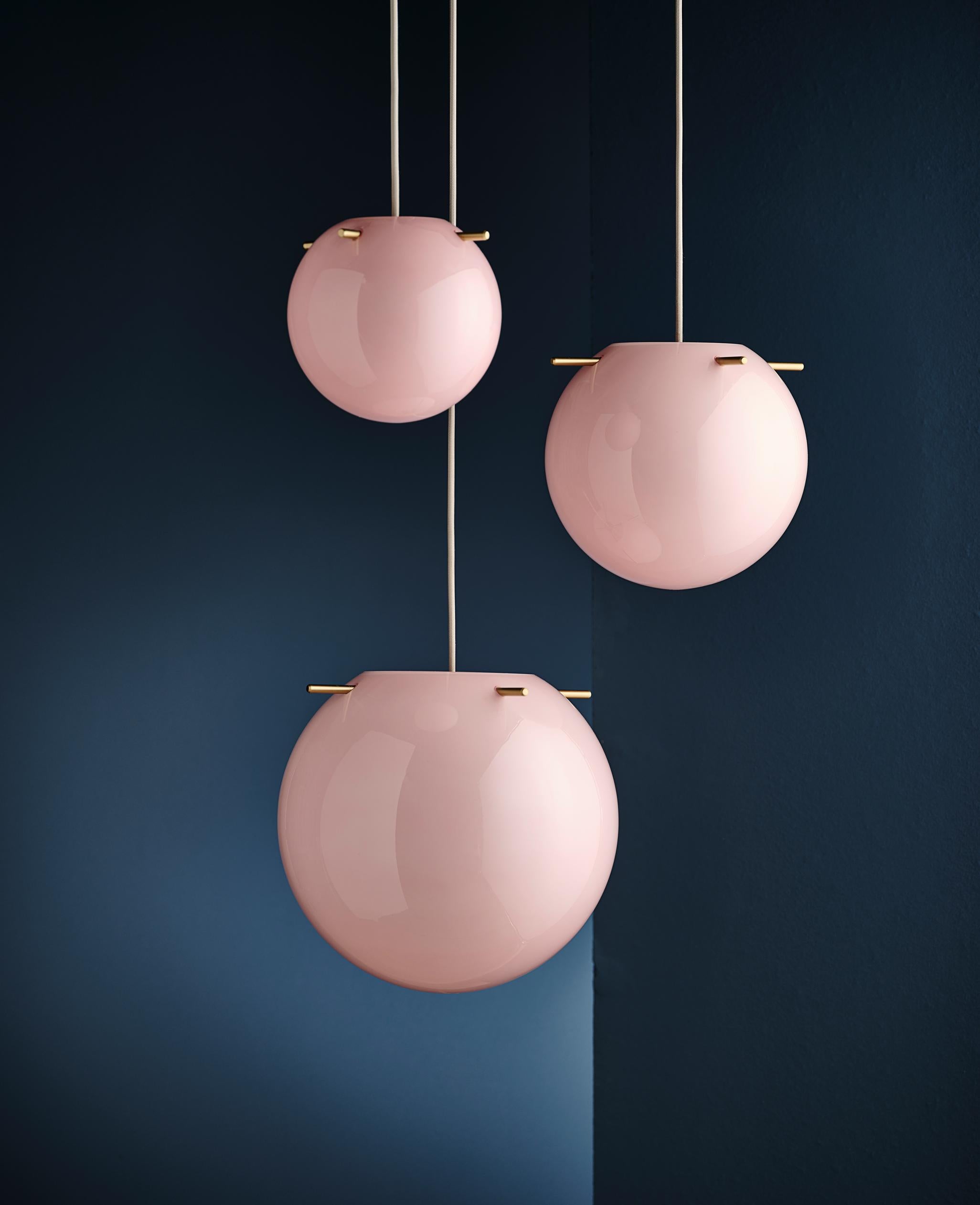 135356_Frandsen_Koi-pendant-Ø32-OpalRose-Brass_4.jpg