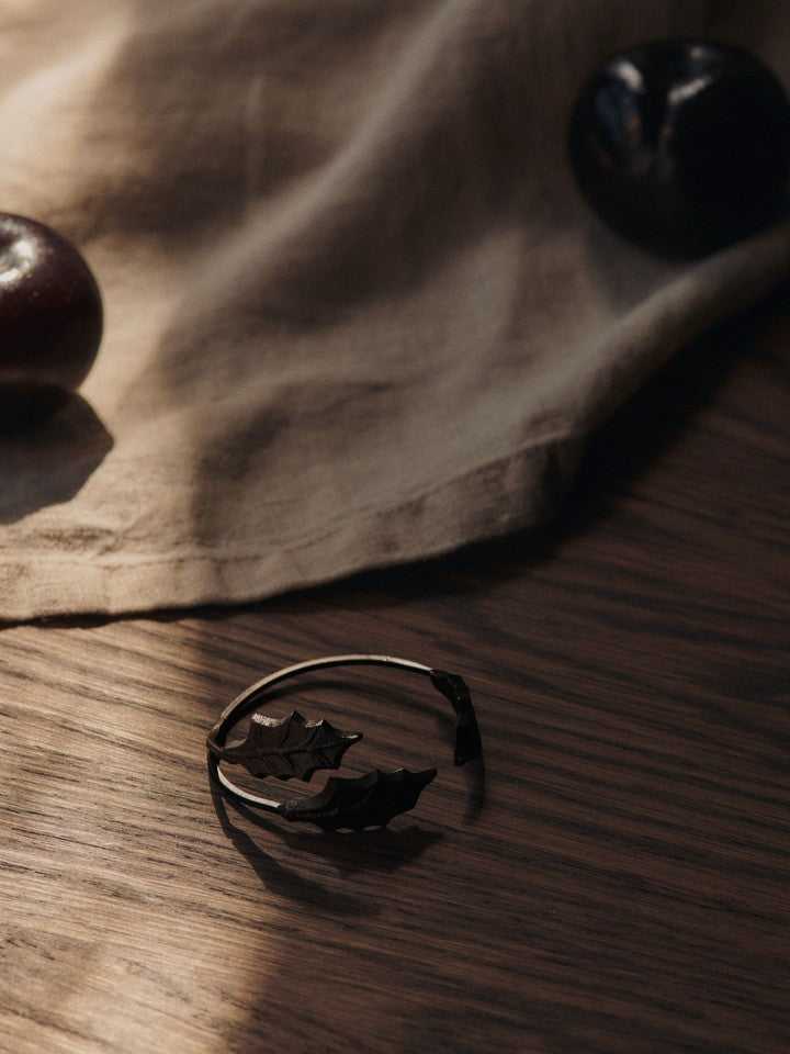 FermLiving_Holiday2025_HollyLeafNapkinRings_SetOf4_BlackBrass_1104271780_3.jpg