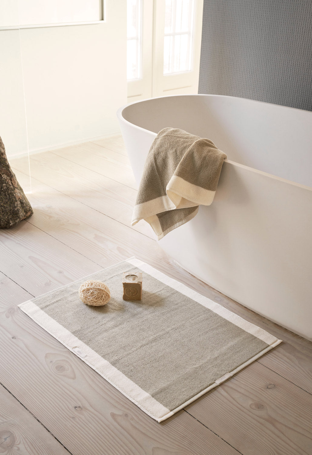 vipp-101-104-bath-mat-towel-large-khaki-01.jpg