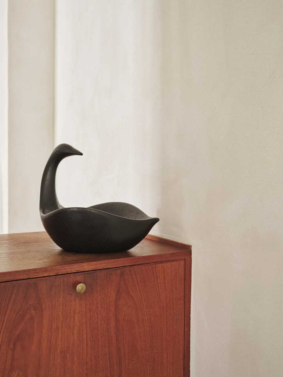 fermLIVING_AW24_SwanCentrepiece_Black_1104270029_4.jpg