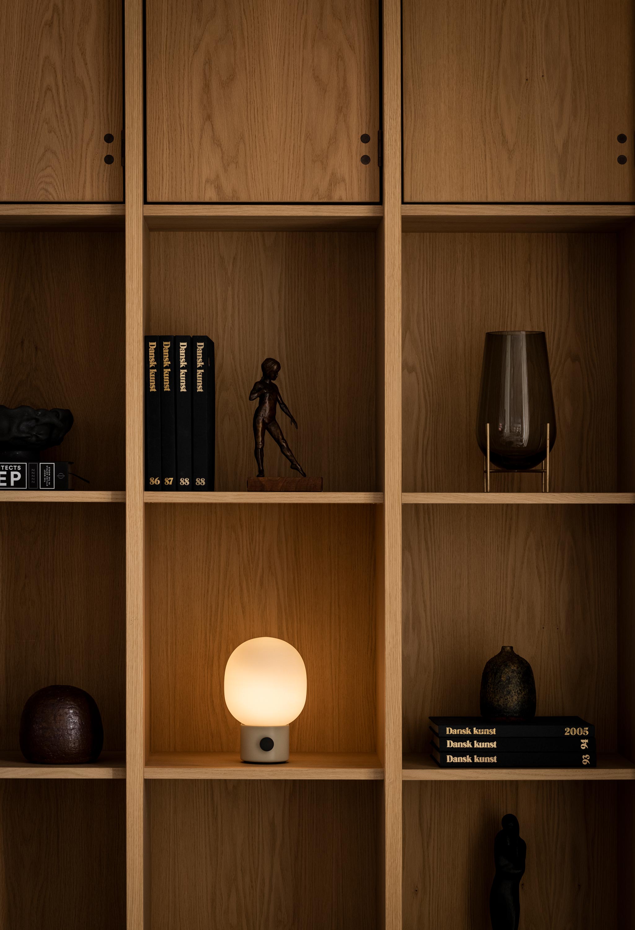 MENU_JWDA_Table_Lamp_Portable_Échasse_Vase.jpg