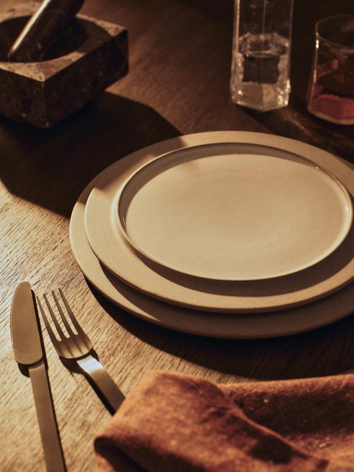 FermLiving_SS26_SonaeDinnerPlates_1104273003_1104272999_TvaraMorter_1104273091-(1).jpg