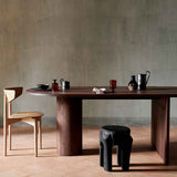 fermLIVING_SS23_PyloDiningTable_1104267682_RootStool_1104267440_image_02.jpg
