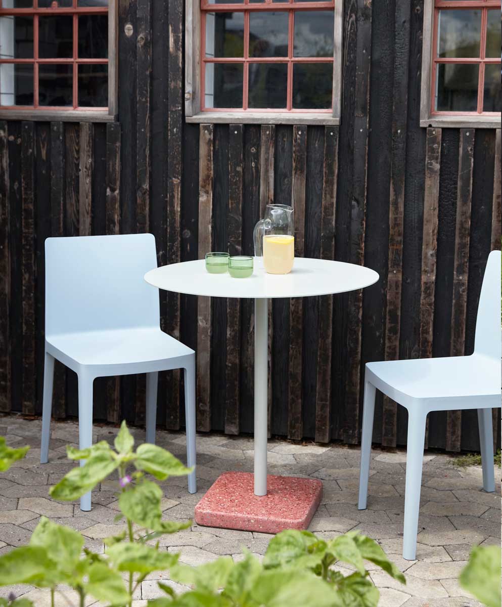 Elementaire-Chair-blue-grey_Terrazzo-Table-Round-sky-grey-red-base_Tint-Glass-green_Jug-clear.jpg