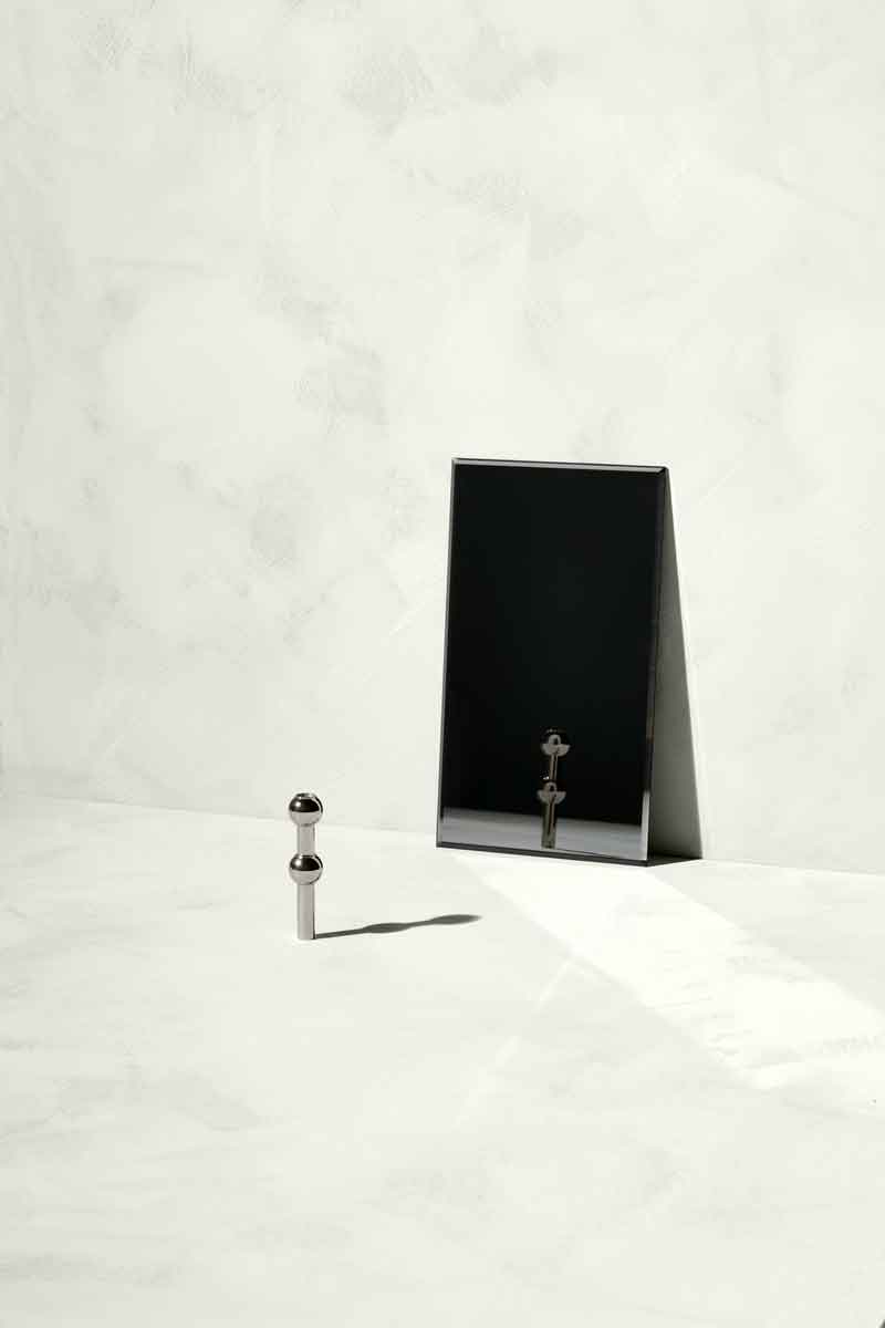 9057_vase_black-chrome.jpg