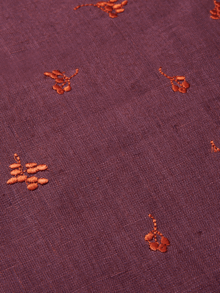 FermLiving_Holiday2025_BaiesTableRunner_DarkGrape_PicanteRed_1104272156_2.png