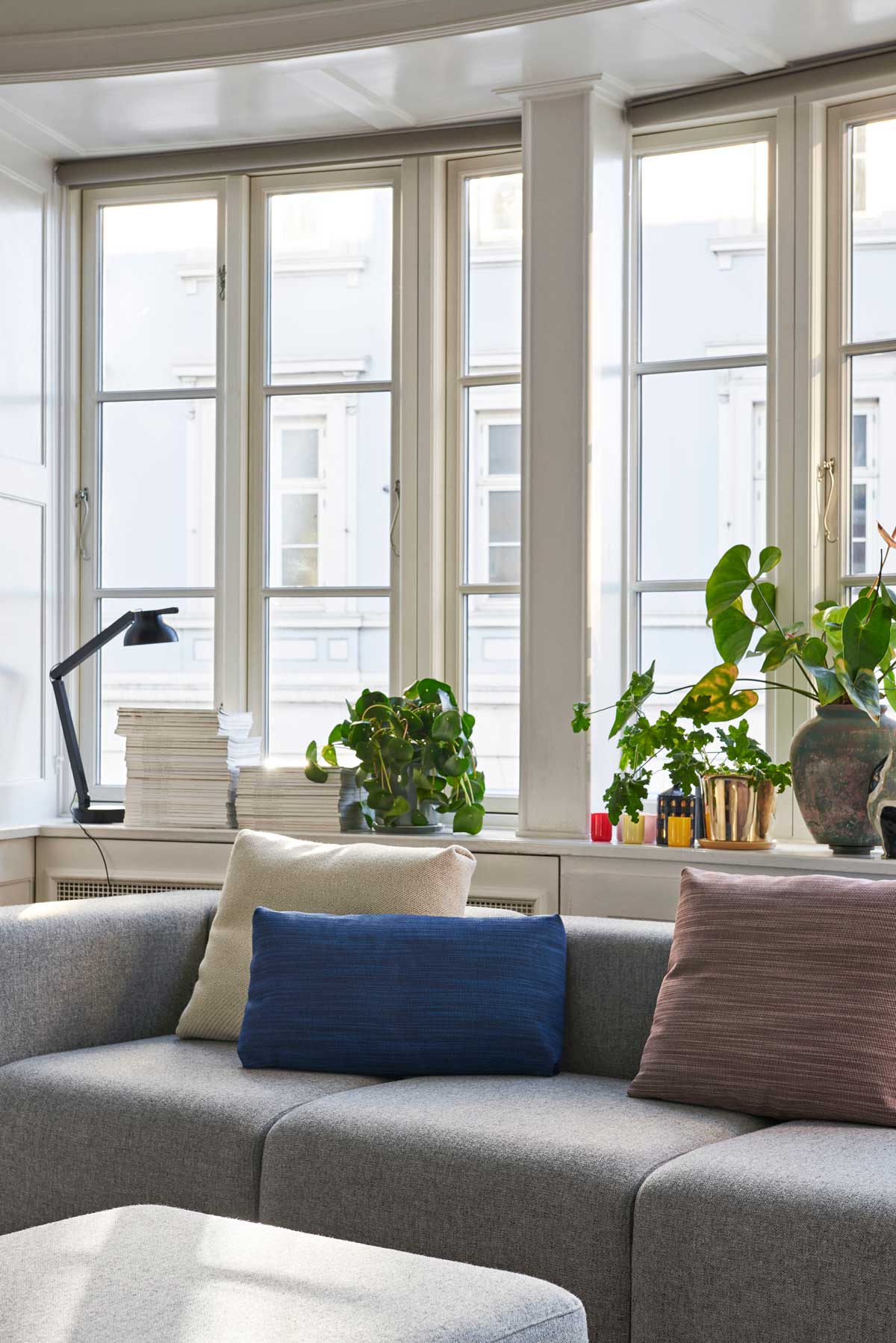 Mags-Sofa-hallingdal-130_Mags-Cushion_PC-Desk-Lamp-soft-black.jpg