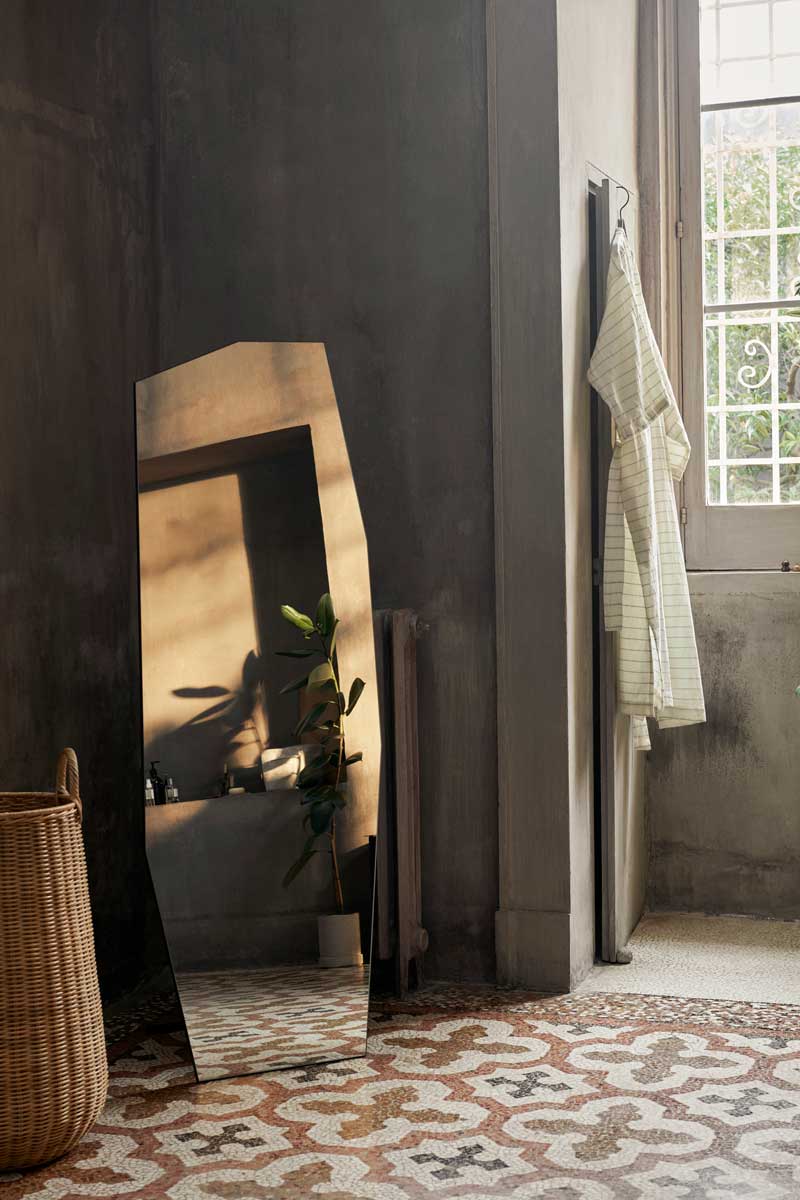 fermLIVING_SS23_ShardFreeStandingMirror_1104267553_image_01.jpg